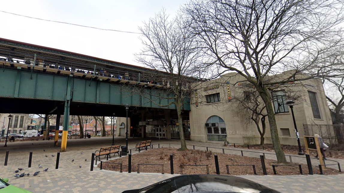 'Drunk' man stabs passenger on Bronx 6 train during dispute, suspect at large