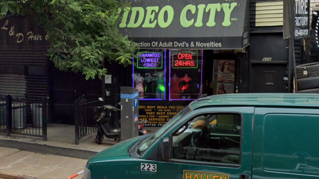 Lingerie thief bashes Brooklyn adult store clerk, police with bat