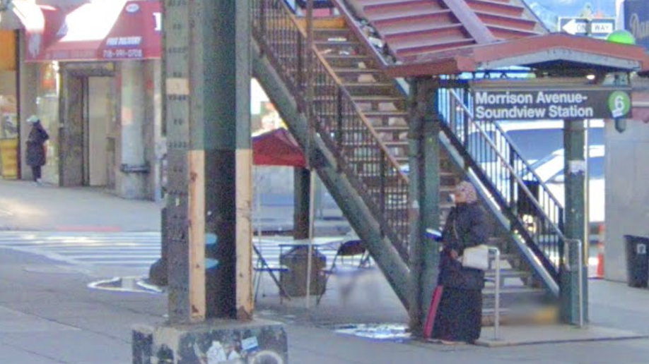 Man selling MetroCard swipes stabs commuter in the neck in Bronx subway station: police