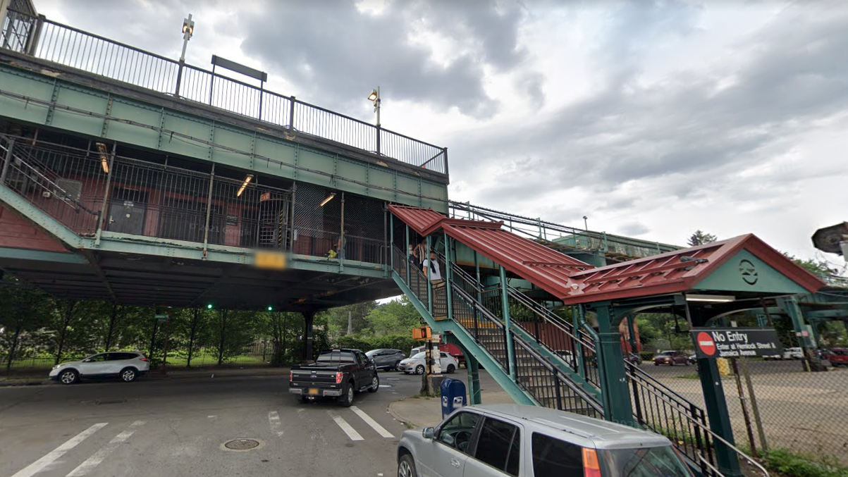 Man slashed in forehead at Brooklyn subway station, attacker flees
