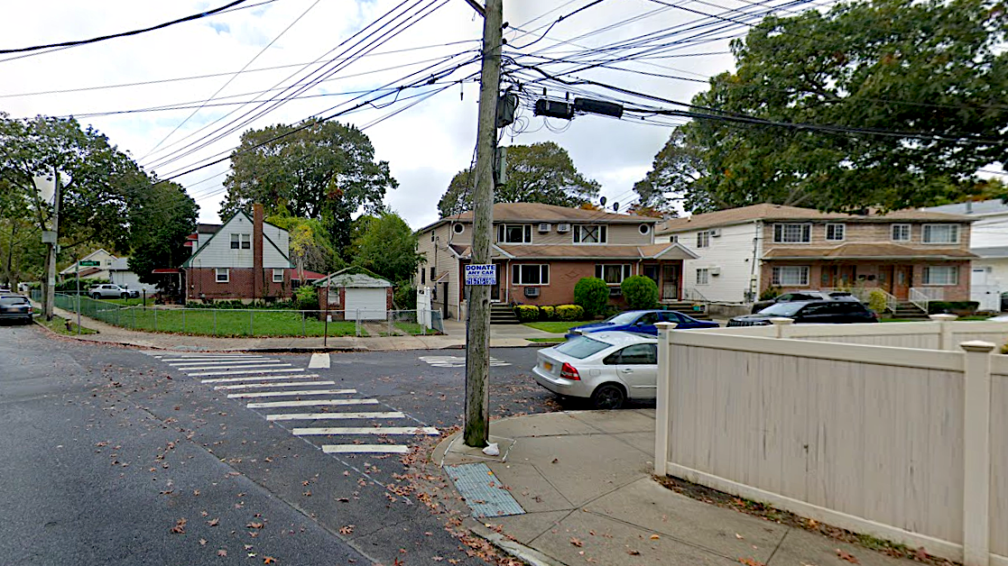 Off-duty NYPD detective, gunman in ski mask shoot at each other in Queens