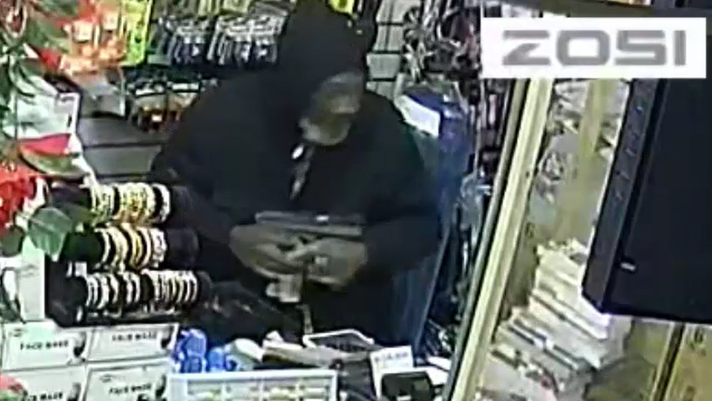 VIDEO: Police searching for man who robbed Brooklyn discount store at gunpoint