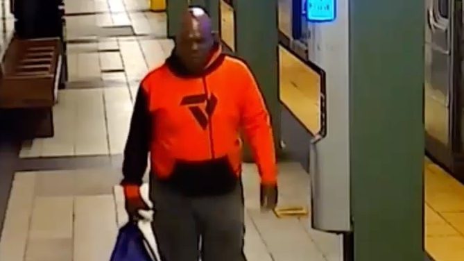 Robber punches subway rider's face, chomps on his hand in Lower Manhattan
