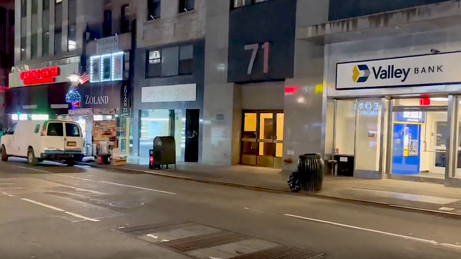 Armed men rob people of jewelry, Rolexes in brazen NYC Diamond District heist