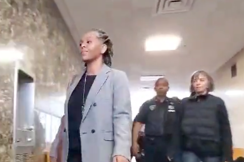Tracey McCarter enters a Manhattan courtroom on Monday as Manhattan District Attorney Alvin Bragg seeks to dismiss her murder charge.Tracey McCarter enters a Manhattan courtroom on Monday as Manhattan District Attorney Alvin Bragg seeks to dismiss her murder charge.