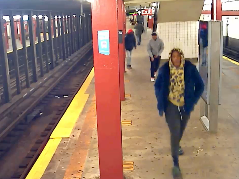 Video shows the victim running away as the suspects take off with his phone