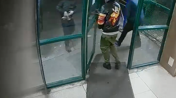 VIDEO: Men shoot at each other at point-blank range in front of Brooklyn apartment