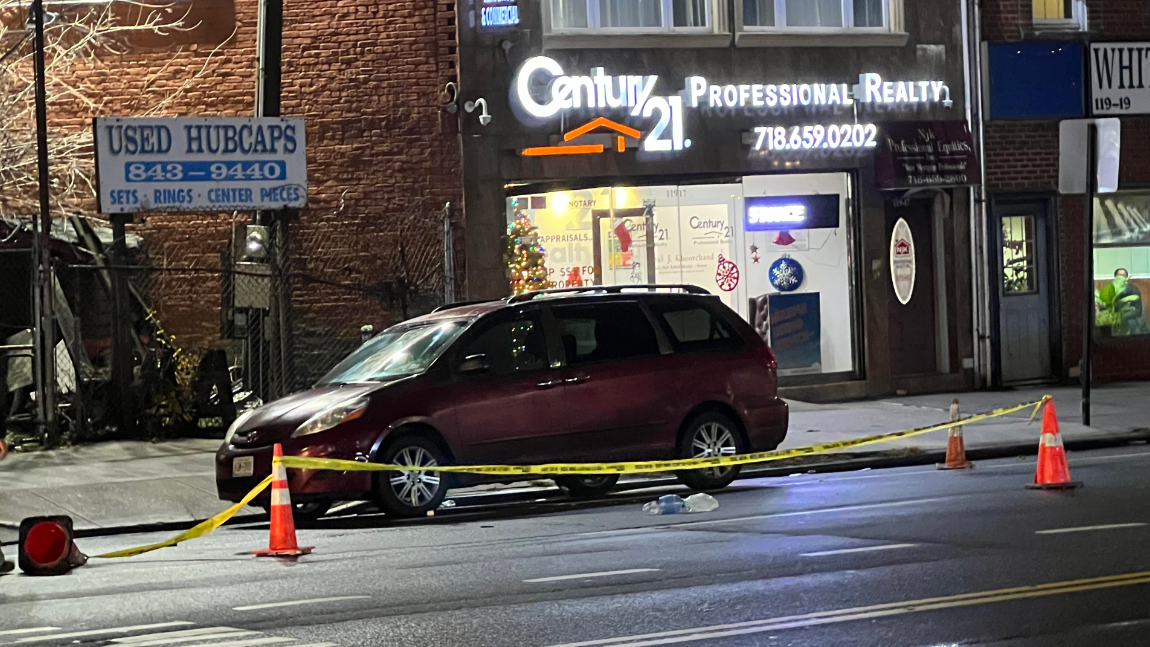 1 dead, 1 hospitalized in Queens double stabbing, cops searching for suspect