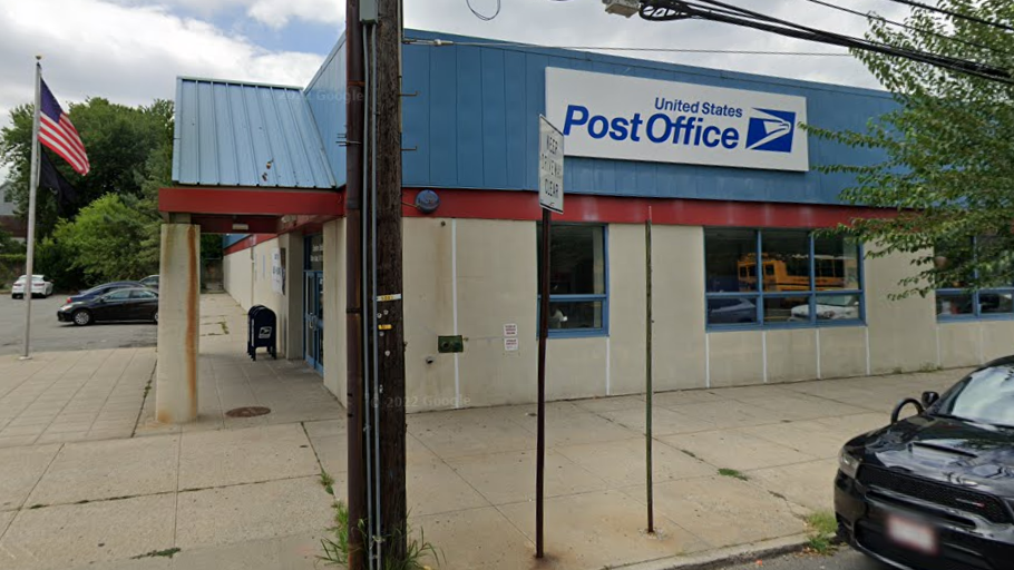 Staten Island postal worker held at knifepoint in attempted robbery