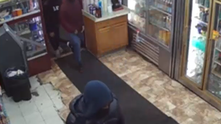 Would-be robbers hold Brooklyn smoke shop employee at gunpoint: police