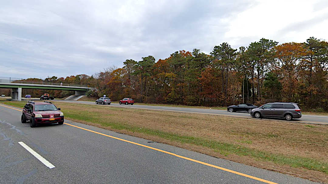 Teen driver, 2 passengers dead after Infiniti crashes off Suffolk highway