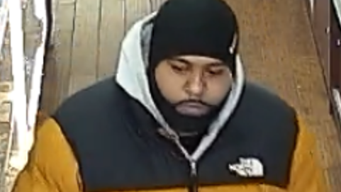 Cops searching for man who robbed Manhattan smoke shop, beat clerk