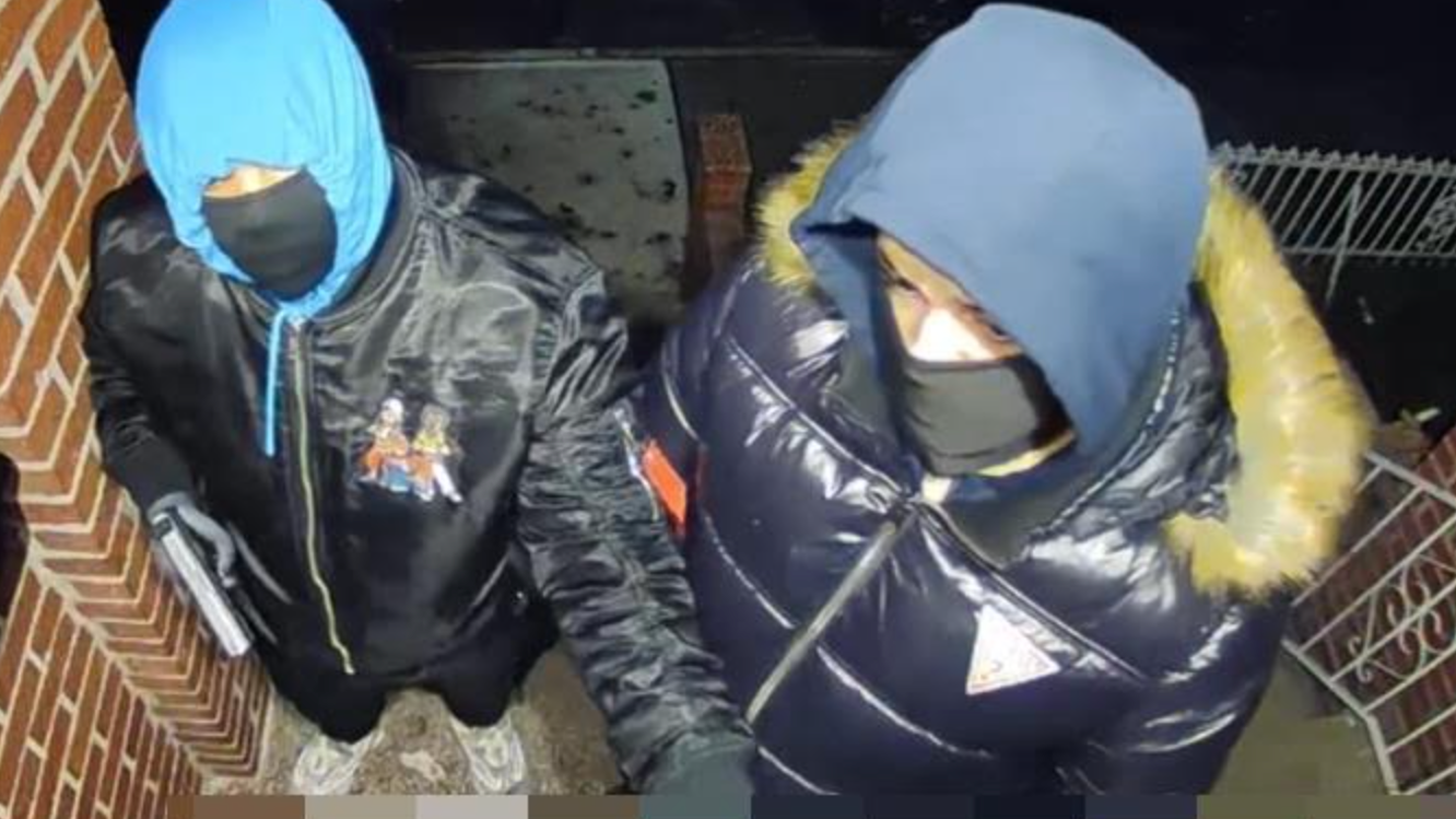 VIDEO: Violent armed robbery crew enters victims' homes, cars in 2-borough spree