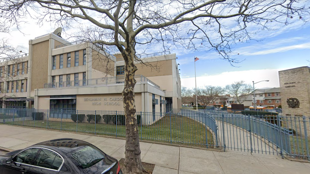 Boy, 14, arrested after dropping loaded gun at Queens high school