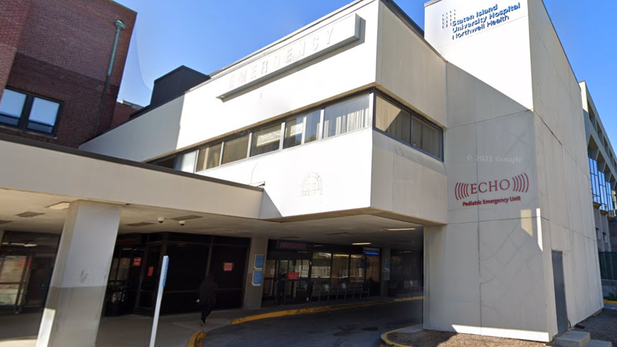 SI man charged with murder after leaving shooting victim at hospital: police