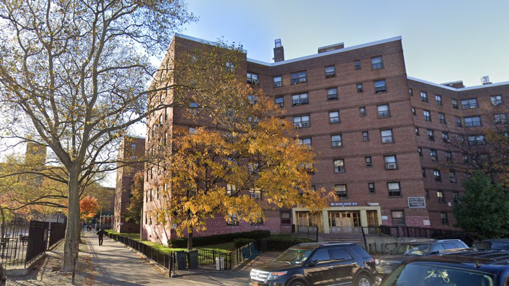 Police searching for 4 men who beat and robbed delivery worker at Brooklyn NYCHA complex