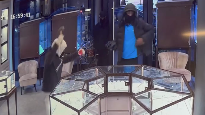VIDEO: Smash-grab robbers steal $2M from Park Slope jeweler in seconds, 'This is nuts'