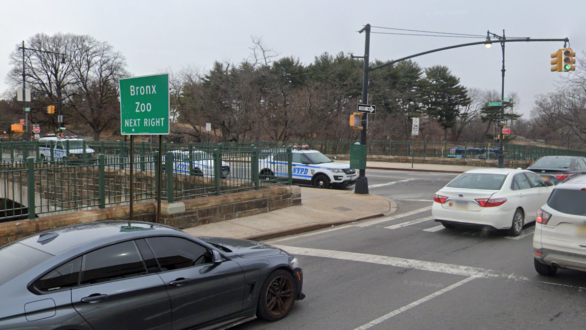 MTA bus strikes 2 pedestrians near Bronx Zoo