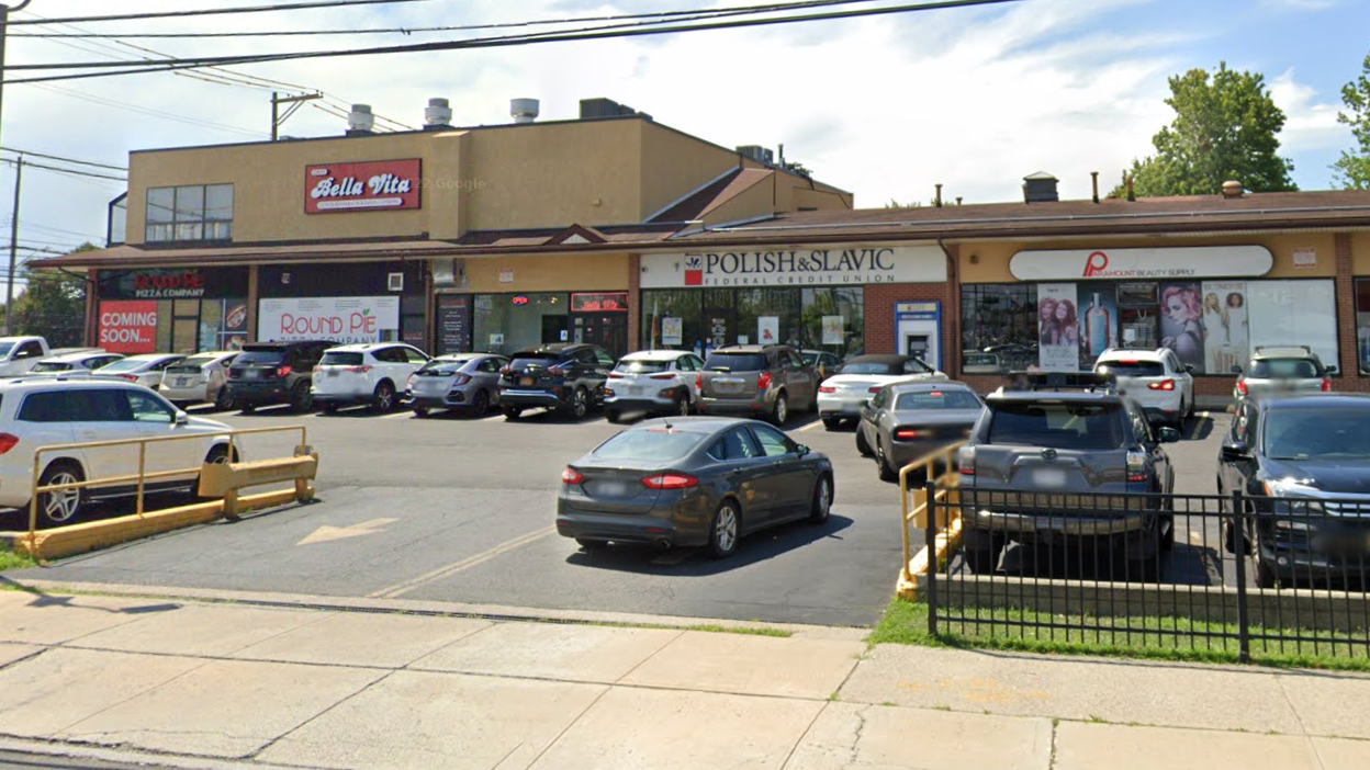 Man found dead in grass in front of SI strip mall parking lot