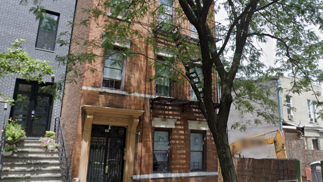 Man, 32, fatally shot in Brooklyn; suspect at large