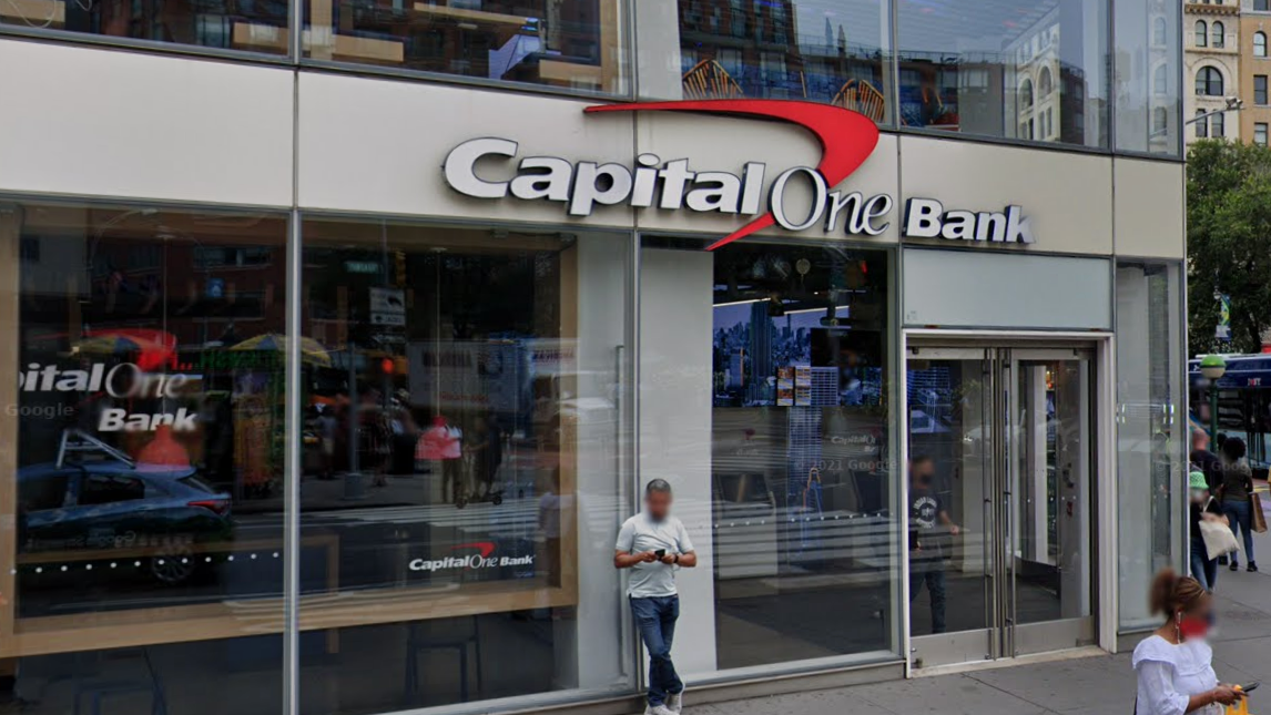 Man, 35, slashed in face in Manhattan Capital One Bank; suspect at large