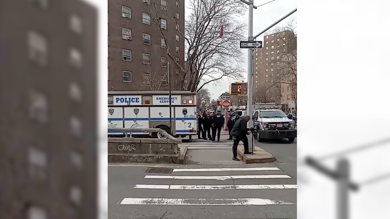 NYC mom shot, critically injured in E. Harlem; suspect at large