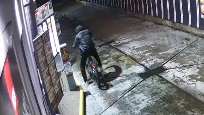 Cops searching for man who stuck up Brooklyn Checkers drive-through at gunpoint