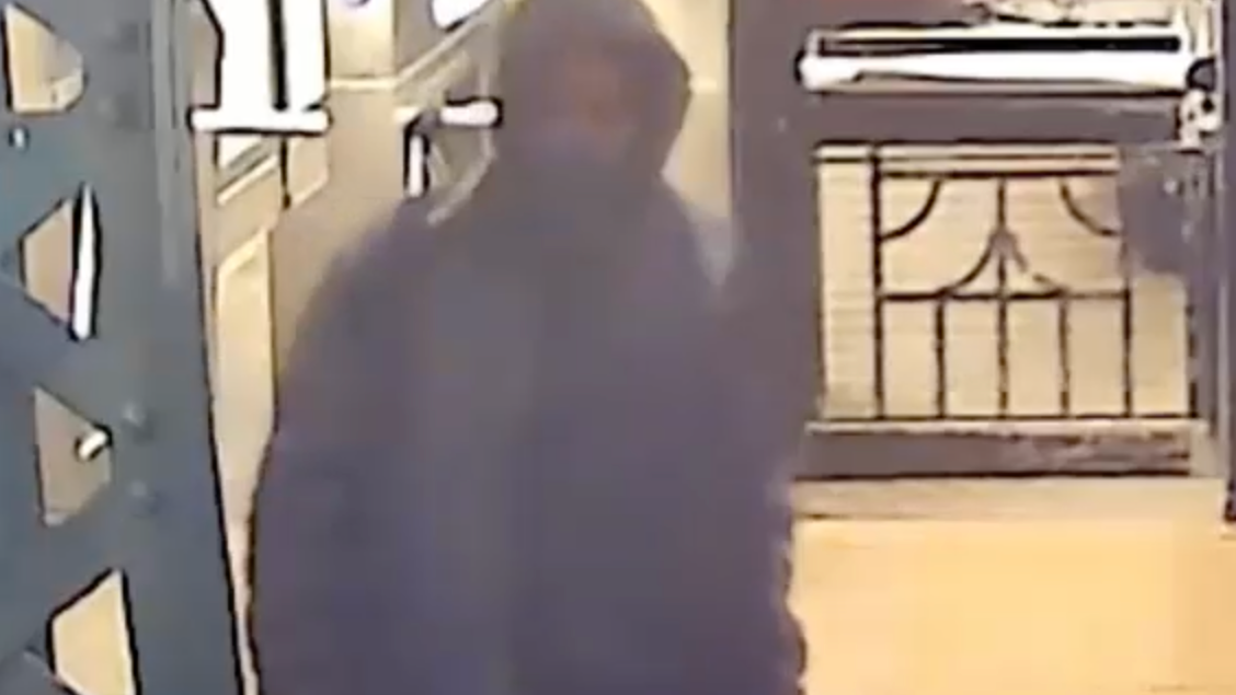 Mumbling man exposes himself to Brooklyn MTA worker: police