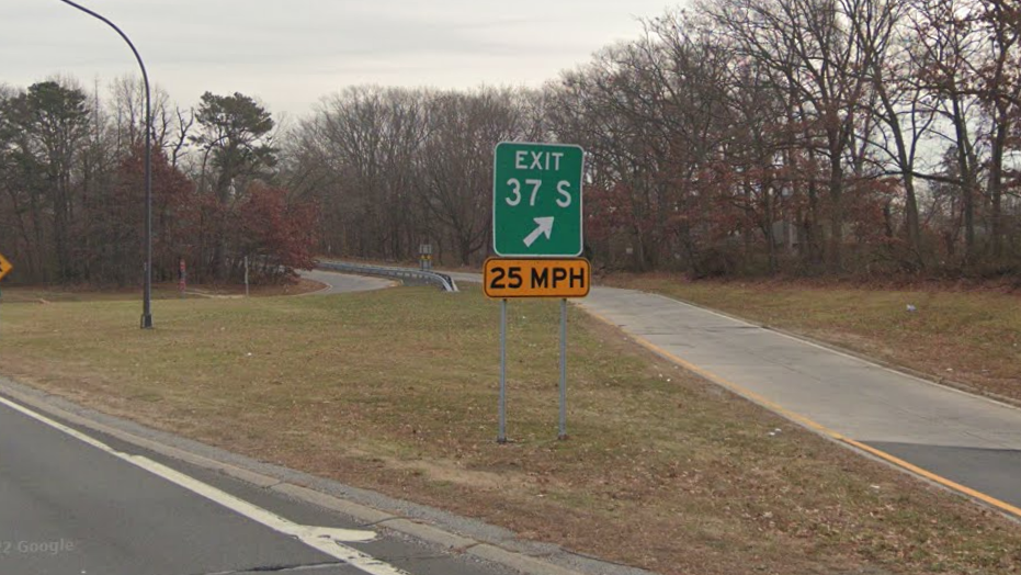 1 teenager dead, 1 in critical condition after LI parkway crash