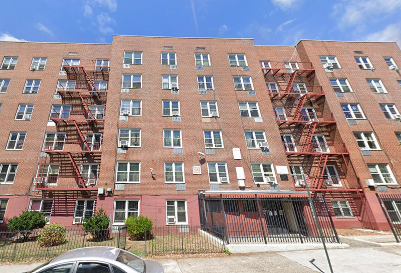The Staten Island apartment building where police found a man who had been shot in the face on Saturday.