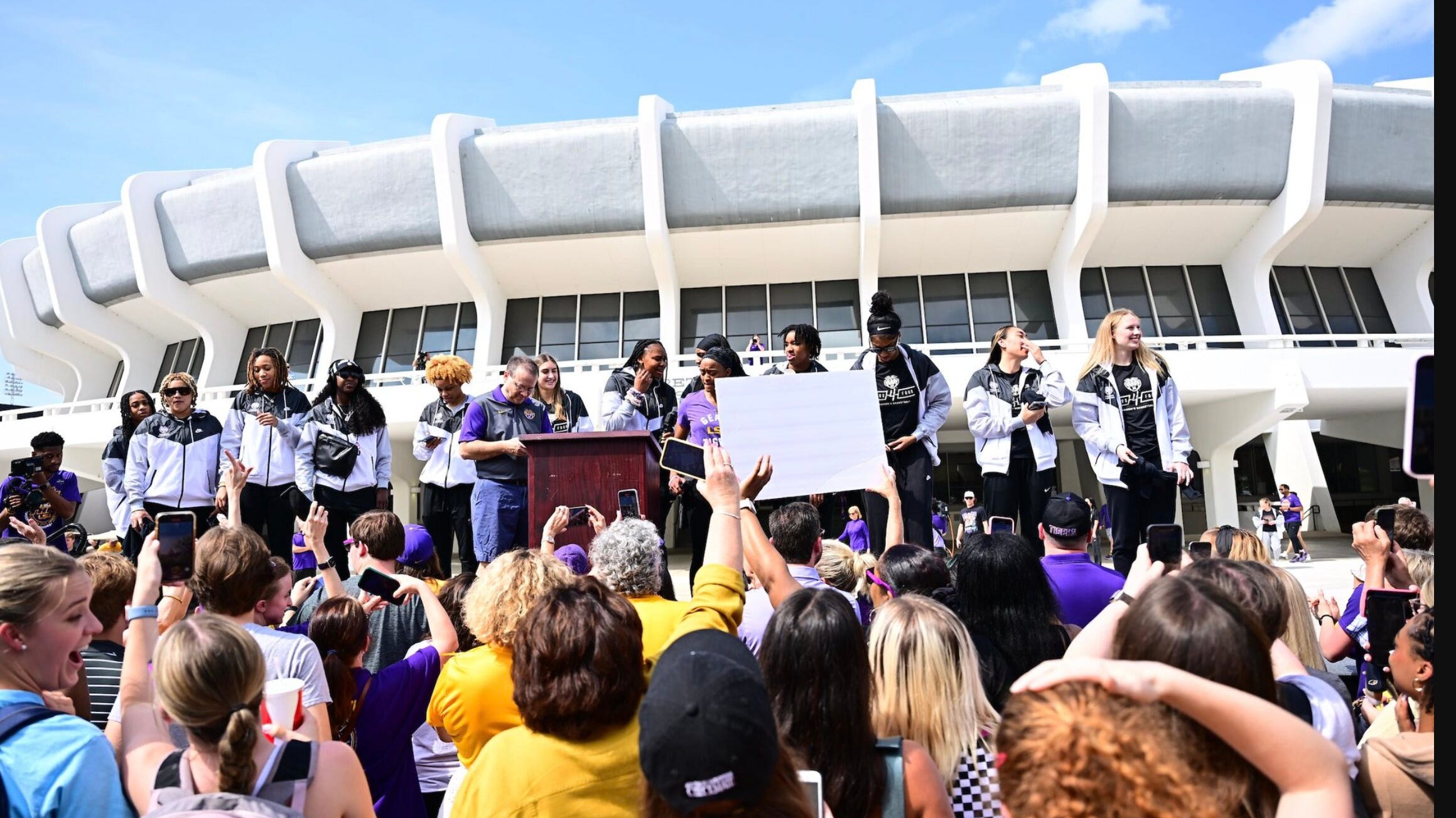 Watch: LSU fans give lady Tigers a royal sendoff to first Final Four since 2008