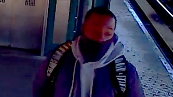 Cops searching for man who stabbed commuter in back during argument on Bronx train