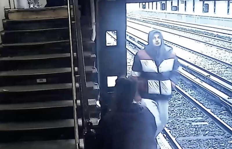 aPolice are searching for a suspect after a girl had her wallet and cash stolen at a Flatbush subway station on Monday