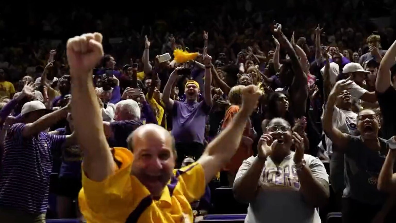 Watch: Crowd goes wild inside PMAC as LSU women land 1st title in program history