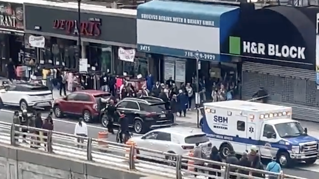 2 women shot in the Bronx; gunman at large: cops