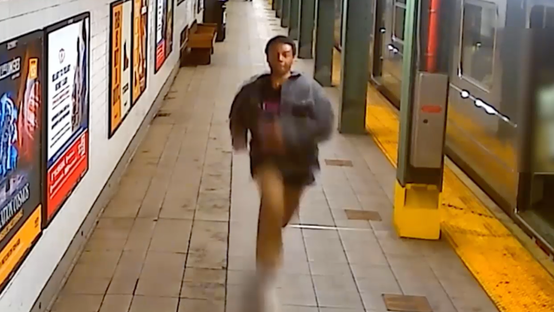 VIDEO: Eyeglasses stolen off face of subway rider, 68, in Prospect Heights
