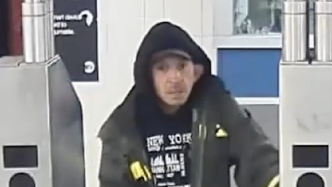 Subway rider punched in face, slashed by man demanding his wallet at Chelsea station