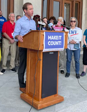 Voters urge passage of  early voting measure