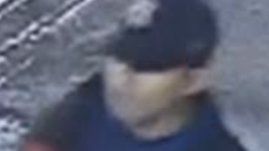 Man puts hand over woman's mouth, gropes her in Harlem station