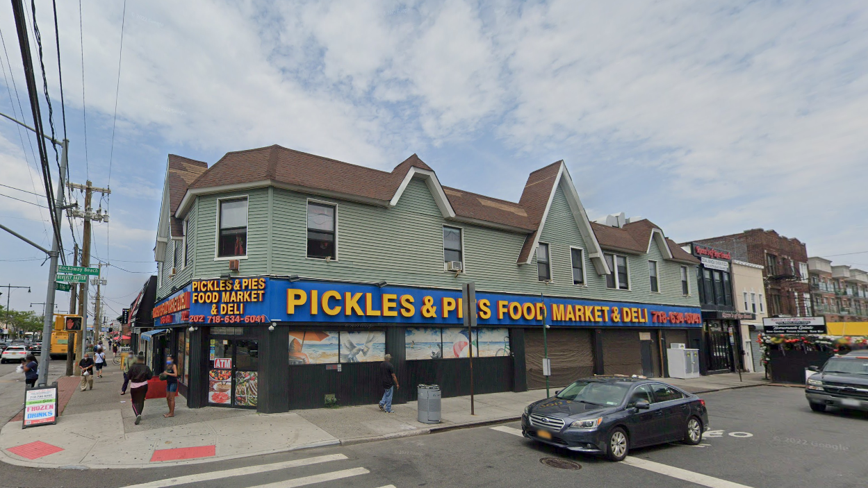 2 Queens deli workers charged with attacking rowdy, drunken man who was choked unconscious