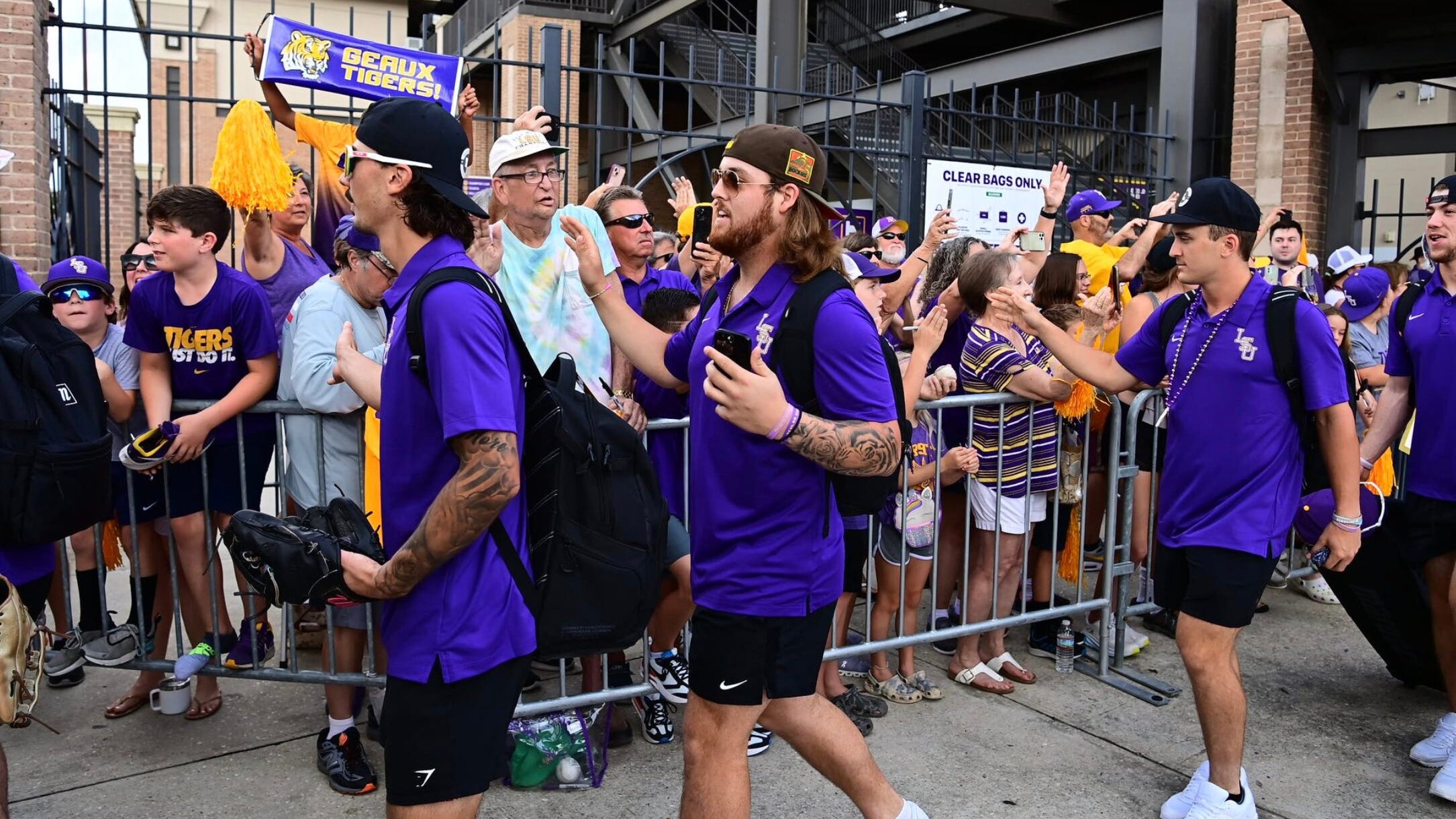 Look: Tigers fans give LSU baseball huge sendoff as they depart to Omaha for CWS