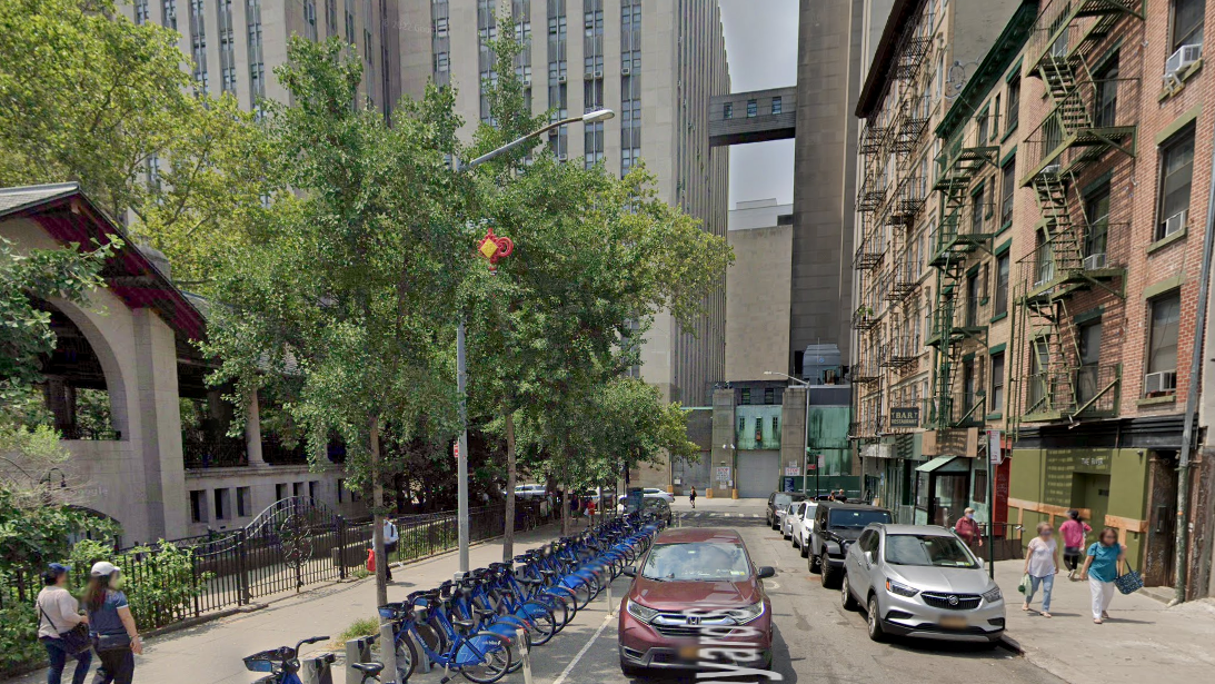 Man fatally slashed in neck near Chinatown park