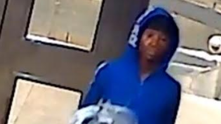 Man points gun at MTA worker in Queens subway