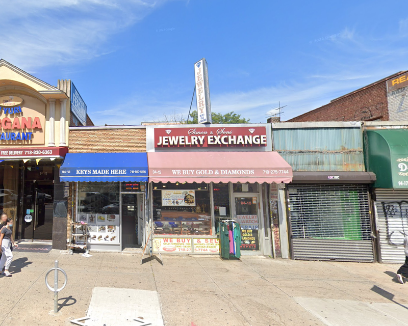A Staten Island man was charged on May 10, 2024, after allegedly stealing jewelry from six stores including 25 gold chains valued at around $120,000 from Simon and Son Jewelers on 63rd Drive in Rego Park, Queens.