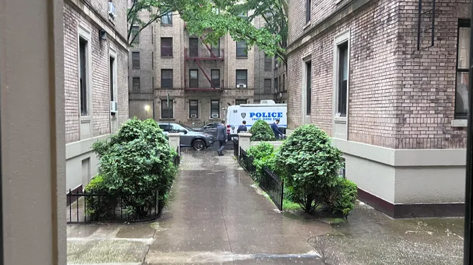 Hallan muerta a una pareja de Brooklyn en un aparente asesinato-suicidio presenciado por la madre del asesino