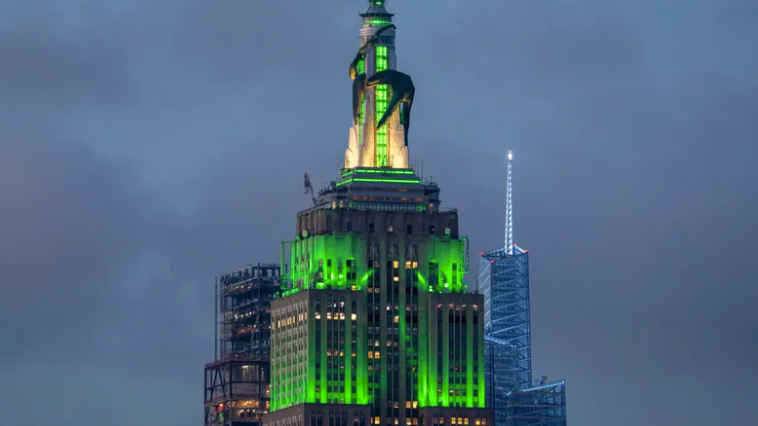 FOTOS: Sí, hay un dragón de 270 pies en lo alto del Empire State Building