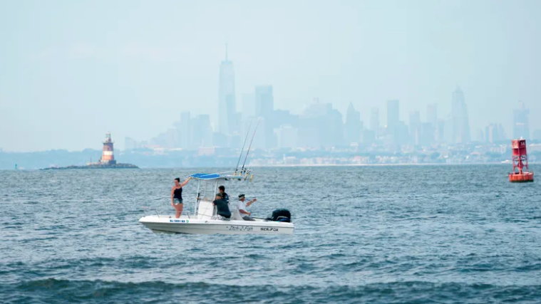 Pescadores de Nueva Jersey ayudan a rescatar a un nadador que llevaba horas en el agua