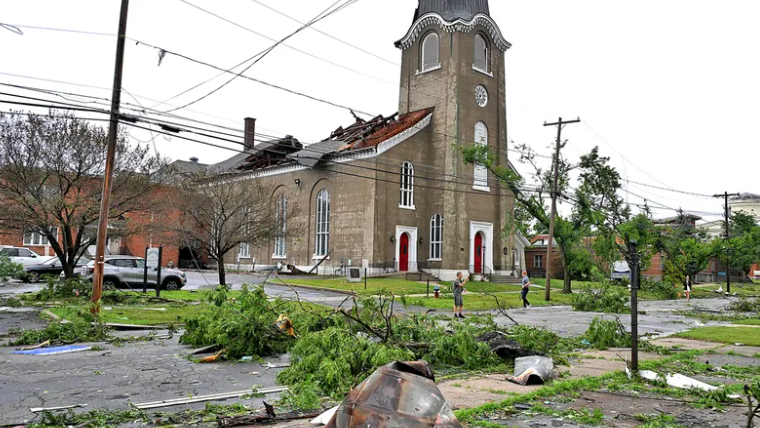 Tornado devasta un pueblo de NY; gobernadora declara estado de emergencia