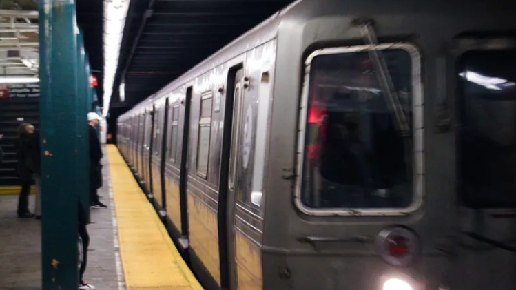 Mujer muere tras ser arrollada por el metro en Brooklyn después de caer a las vías