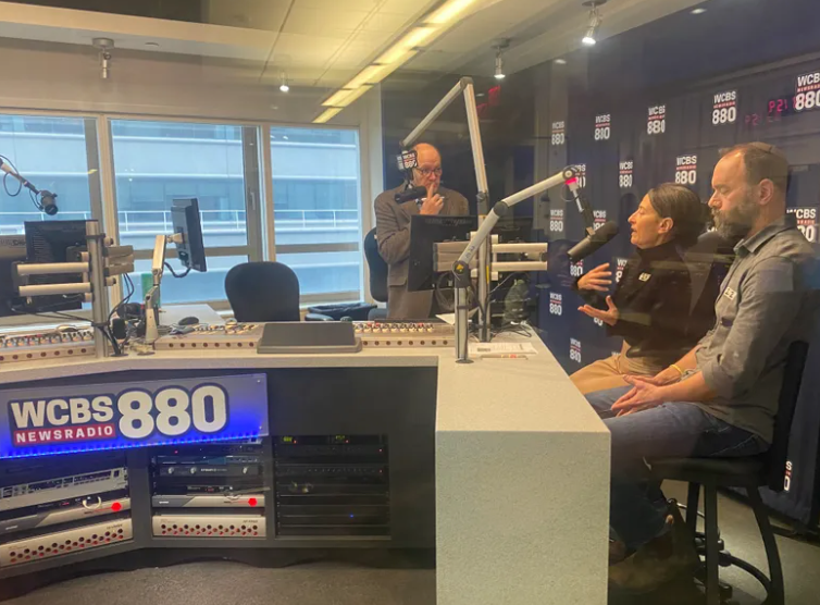 Steve Scott entrevista en abril a Jon Polin y Rachel Goldberg, padres de Hersh Goldberg-Polin, rehén de Hamás. 